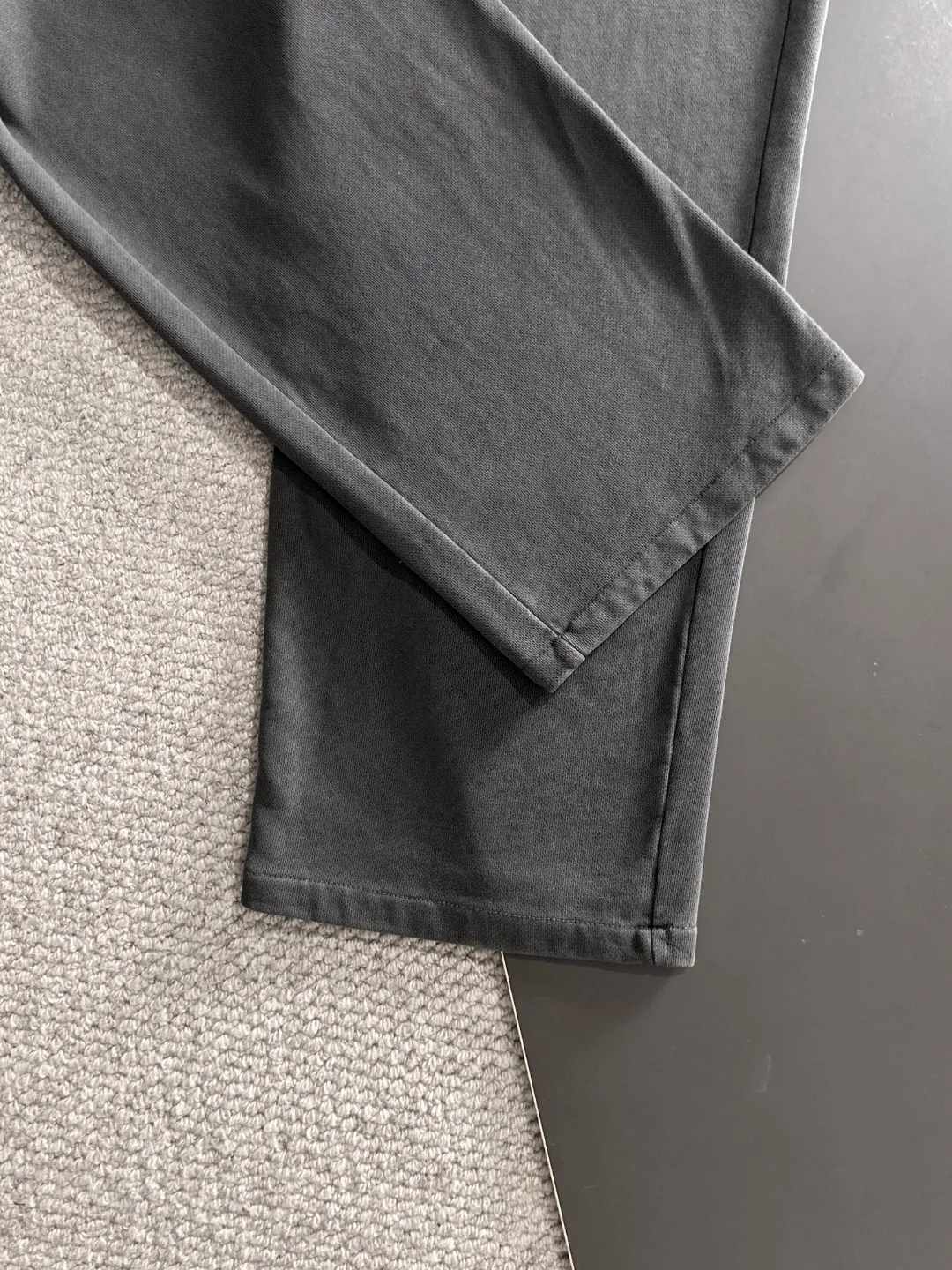 Next day shipment P360 Stone lsland/Stone Island Exclusively launches 25ss autumn and winter new high-quality trousers. Compare real-life details at will. Craftsmanship that ordinary small workshops cannot copy. Top-level ZP development. Unique imported fabric feel. Purely imported German machine production. Precision operation. Ten thousand needle density. A pair of trousers with rich details. You can see the development strength. A full set of new accessories are customized simultaneously. Simple yet elegant. Soft, delicate and comfortable. The upper body is versatile and fashionable. A perfect choice for autumn and winter. A must-have item. Loose fit. Please refer to the size chart when placing an order: S to XXL (or state your height and weight when placing an order)